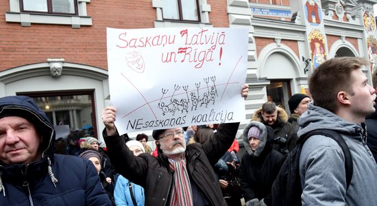 'Rokas nost no Rīgas domes!' – 'Saskaņas' sapulce noslēdzas ar bungām un bez incidentiem