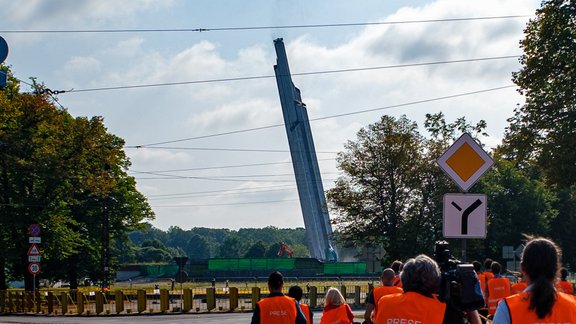 Demontē galveno pieminekļa strēli Uzvaras parkā  - 50