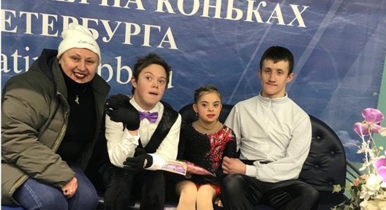 Нужна поддержка! Латвийский тренер ставит на коньки детей с ДЦП и синдромом Дауна
