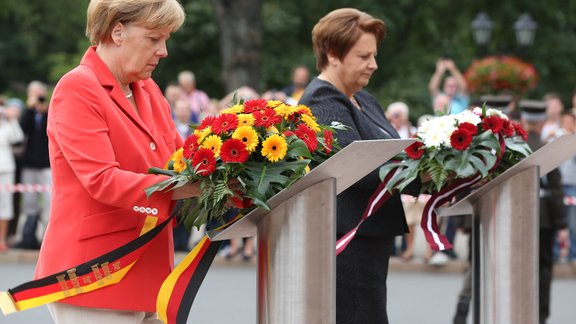 Merkele noliek ziedus pie Brīvības pieminekļa - 21