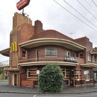 Arhitektūras entuziasti saķer galvu un apēd burgeru jeb 'McDonald's' restorāni brīnišķīgās un vēsturiskās ēkās