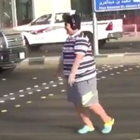Saūda Arābijā arestēts pusaudzis, kurš ielas vidū dejojis 'Makarenu'