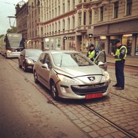 Триллер: пьяный водитель посольской машины, авария и погоня по улицам Риги