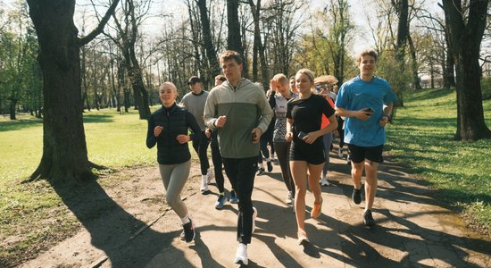 Ar kedām, kafiju un misiju... Rīgas dimdinātāji 'Riga Run Club' vēlas apvienot sašķelto Latviju