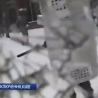 Video: Milicis tiešraides laikā sadauza operatora kameru