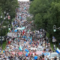 Foto: Habarovskā atkal notiek masu protesti aizturētā gubernatora atbalstam
