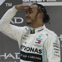 Hamiltons vēl neesot runājis ar 'Mercedes' par jaunu līgumu