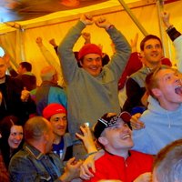 Foto: Latvijas-Vācijas spēles laikā fanu teltī mutuļo emocijas