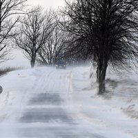 Ceturtdienas rītā ceļus visā Latvijā klāj sniegs un ledus