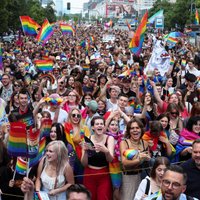 Foto: Polijā tūkstošiem cilvēku gājienā pauž atbalstu LGBTQ kopienai