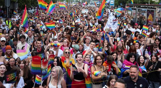 Foto: Polijā tūkstošiem cilvēku gājienā pauž atbalstu LGBTQ kopienai