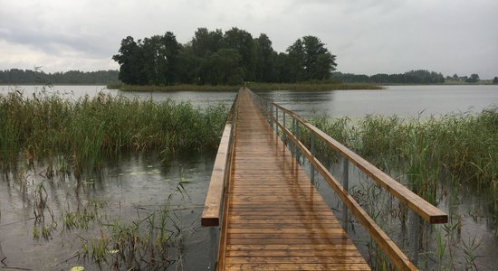 Foto: Viļakas ezera pontonu tilts un putnu vērošanas tornis