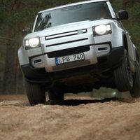 Video: Jaunais 'Land Rover Defender' versijā ar 400 zirgspēkiem