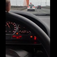 Video: Autovadītājs uz Dienvidu tilta dzenas pakaļ policijai un nofilmē to