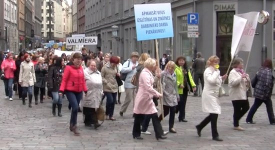 Vairāki tūkstoši pedagogu dodas protesta gājienā caur Rīgas centru