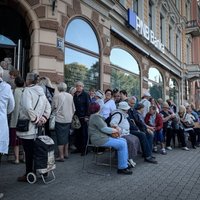 ФОТО, ВИДЕО: Сотни людей стоят в очередях у филиалов PNB banka, ожидание занимает несколько часов
