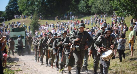 Foto: Ar parādi, balli un kauju rekonstrukciju Cēsīs nosvinēta Latvijas Uzvaras diena