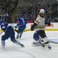 Video: 'Bruins' spēlētājs ar beisbola sitienu gūst vārtus NHL mačā