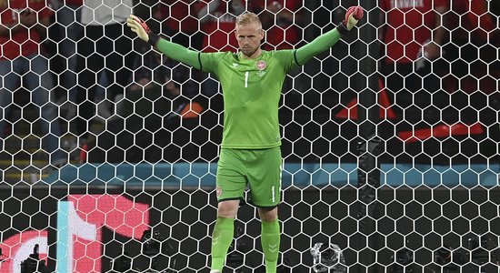 'Euro 2020': Anglija sodīta par Šmeihelam virsū spīdināto lāzeru un necieņu pret Dānijas himnu