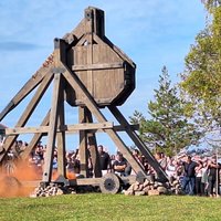 Cietokšņa ieņemšana un ķirbis katapultā. Kā Tukuma novadā svinēja Baltu vienotības dienu