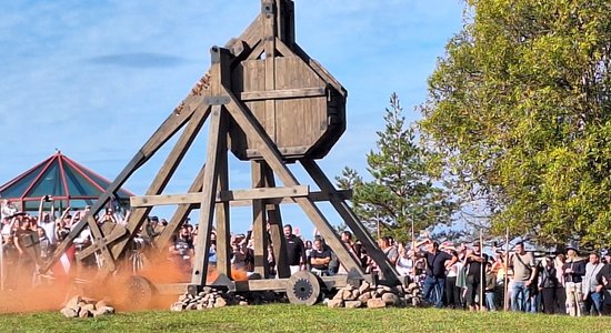 Cietokšņa ieņemšana un ķirbis katapultā. Kā Tukuma novadā svinēja Baltu vienotības dienu