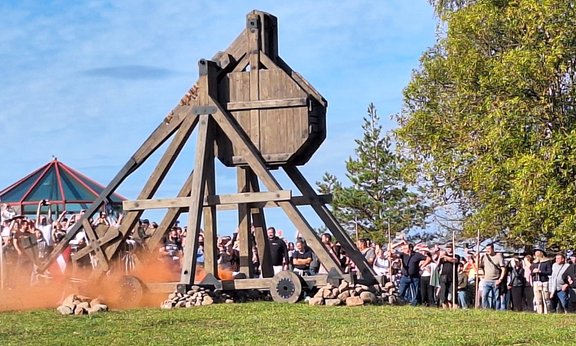 Cietokšņa ieņemšana un ķirbis katapultā. Kā Tukuma novadā svinēja Baltu vienotības dienu