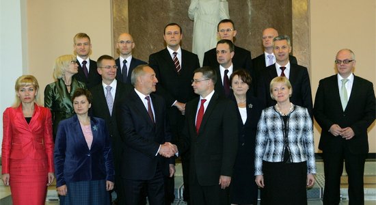 Prezidents Bērziņš novēl jaunajai valdībai strādāt veiksmīgāk nekā tā tapusi