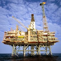 Britu ministrija: no 'Shell' platformas Ziemeļjūrā varētu būt noplūdušas vairāki simti tonnu naftas