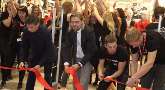 Foto: Ļaužu pūlis šturmē sesto 'H&M' veikalu Rīgā