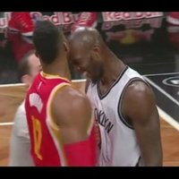 Video: NBA spēlē saķeras divi 'milži'
