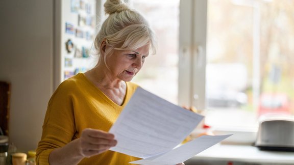 pensija, nodokļi, parādi, pensionāre