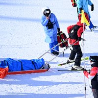 Сноубордистку увезли в больницу с тяжелыми травмами после падения на тренировке в Пекине
