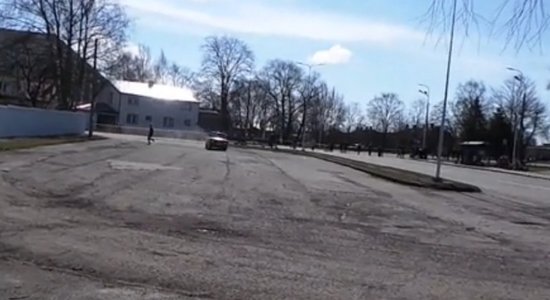 Video: Rallijsprinta skatītājs Igaunijā izvairās no traģiskas nelaimes