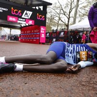 Londonas maratona uzvarētājs Kiptums finišē ar otro visu laiku ātrāko laiku distances vēsturē