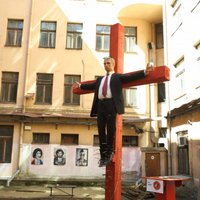 В Риге планируют шествие против скандальной выставки: крест с "Путиным" спилят