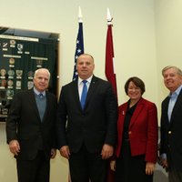 Makeina vizīte Rīgā – ASV senatori sola stiprināt Latvijas drošību