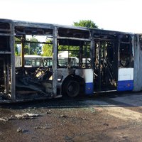 ФОТО: В парке Rīgas Satiksme при невыясненных обстоятельствах сгорели два автобуса