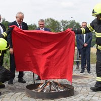 Video: Čehijas prezidents Zemans sadedzina milzīgas apakšbikses
