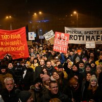Slovākijā turpinās protesti pret Fico plāniem vājināt korupcijas apkarošanu