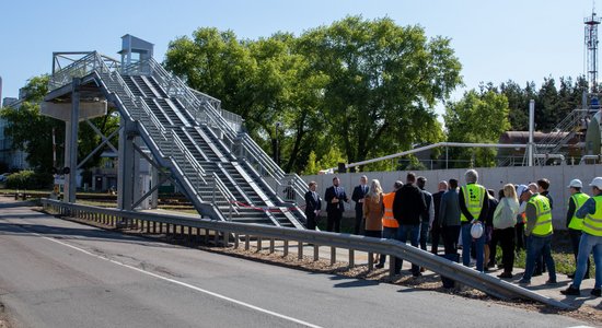'Latvijas dzelzceļš' atklāj jaunu gājēju tiltu pār dzelzceļa sliedēm Rīgā, Ezera ielā