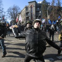 Foto: Vardarbīgās sadursmes Kijevu pārvērtušas kara laukā