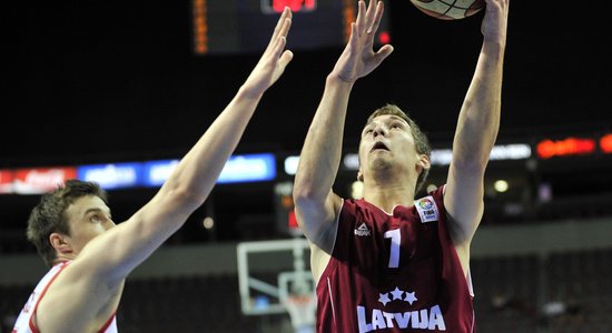 Latvijas U-18 basketbola izlase tikai mača izskaņā salauž Polijas pretestību