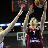 Latvijas U-18 basketbola izlase tikai mača izskaņā salauž Polijas pretestību