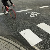 Rīgā vīrietis nokrīt no velosipēda un gūst traumas