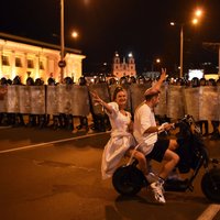 Baltkrievijas pilsētās sākas protesti; Minskā notiek sadursmes