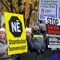 Video: Vismaz 100 aktīvisti 'Vislatvijas protestā' iebilst pret Stambulas konvenciju