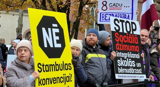 Video: Vismaz 100 aktīvisti 'Vislatvijas protestā' iebilst pret Stambulas konvenciju