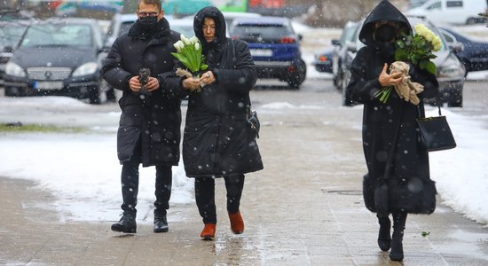 ФОТО: Близкие и коллеги проводили в последний путь актера Арниса Лицитиса