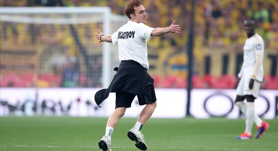 UEFA Čempionu līgas finālā haosu laukumā radījis skandaloza Krievijas vlogera izaicinājums