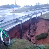 ФОТО: В Риге из-за дождя размыло часть дороги, ведущей в аэропорт